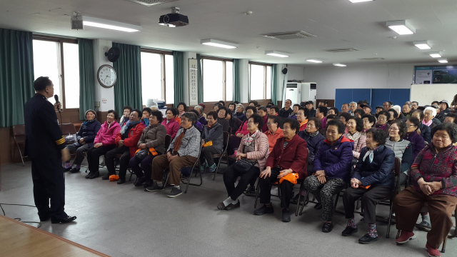 박재천 봉화경찰서 춘양파출소장이 어르신들을 대상으로 교통사고 예방 교육을 펼치고 있다.
