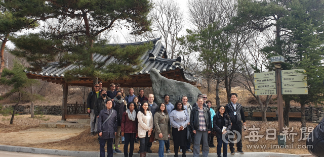대구경북지역 영어마을 원어민 교사들이 영양 석보 두들마을 장계향 문화체험 교육원을 찾아 음식디미방과 전통주 빚기 등 체험에 나섰다. 영양군 제공