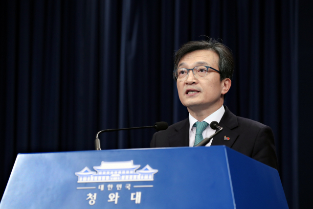 청와대 김의겸 대변인이 6일 오전 청와대 춘추관에서 미세먼지 대책과 관련한 문재인 대통령의 지시사항에 대해 브리핑하고 있다. 김 대변인은 문재인 대통령이 사상 최악으로 치닫는 미세먼지 문제와 관련,