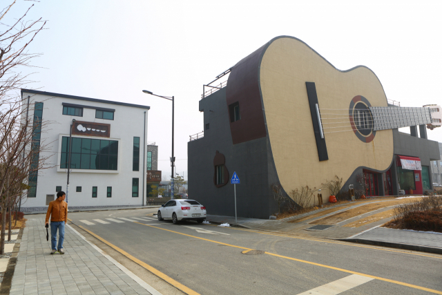 통키타 건물은 SNS에도 자주 등장하며세라기타문화관으로 기타교실과 우쿨렐레 만들기 체험을 할수 있다.