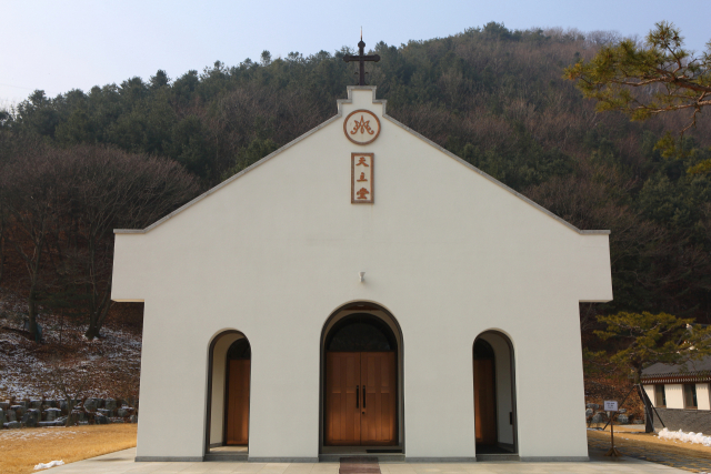 은이성지내 김가항성당.오각형에 전면은 평평한 민무늬 벽.