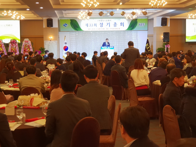 경북경영자총협회는 5일 제33회 정기총회를 열어 고병헌 회장과 장영호 상임부회장 등 임원진들의 연임(임기 3년)을 결정했다. 경북경총 제공