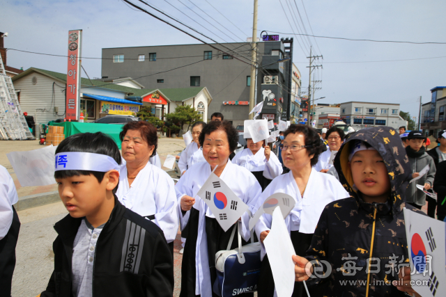 울진군 주민들은 1919년 4월 13일 울진 부구장터(지금의 울진군 북면사무소)에서 행해진 만세운동을 기념하며 매년 만세행진을 펼치고 있다. 울진군 제공.