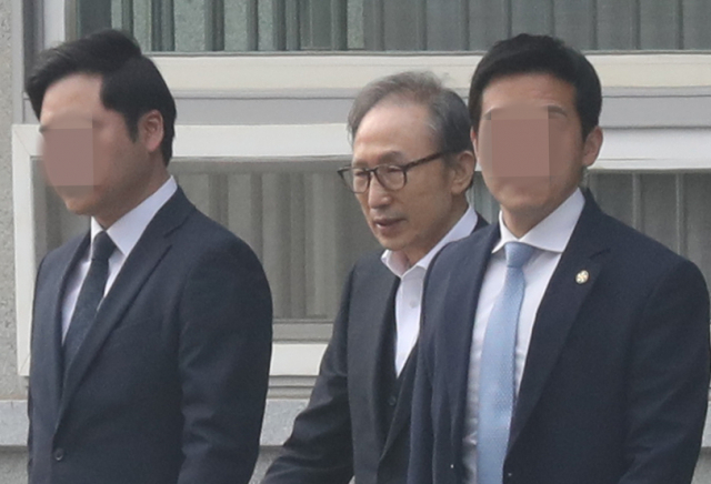 뇌물·횡령 등 혐의로 1심에서 징역 15년을 선고받은 이명박 전 대통령이 6일 항소심에서 보석(보증금 등 조건을 내건 석방)으로 풀려나 서울 동부구치소를 나서고 있다. 연합뉴스