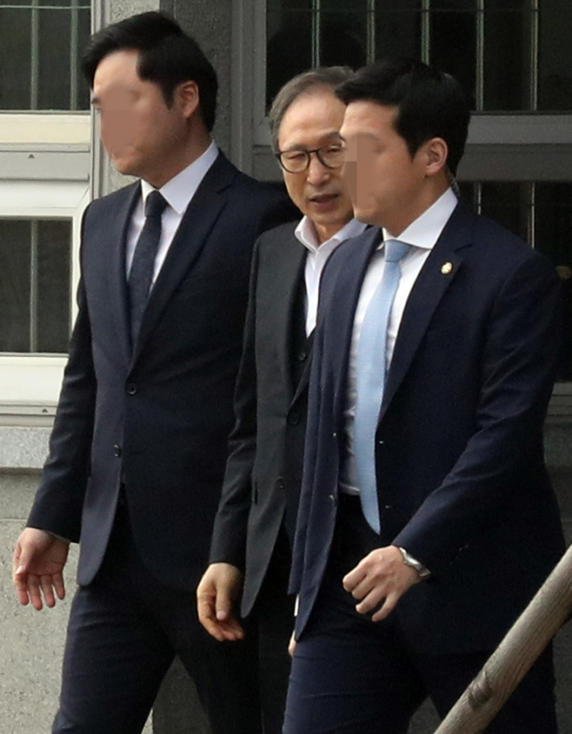 뇌물·횡령 등 혐의로 1심에서 징역 15년을 선고받은 이명박 전 대통령이 6일 항소심에서 보석(보증금 등 조건을 내건 석방)으로 풀려나 서울 동부구치소를 나서고 있다. 연합뉴스