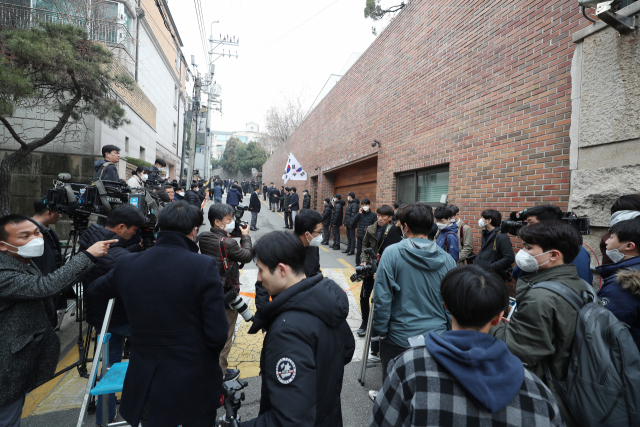 뇌물·횡령 등 혐의로 1심에서 징역 15년을 선고받은 이명박 전 대통령에 대한 조건부 보석 결정이 내려진 6일 오후 서울 강남구 이 전 대통령 자택 앞에서 취재진이 대기하고 있다. 연합뉴스