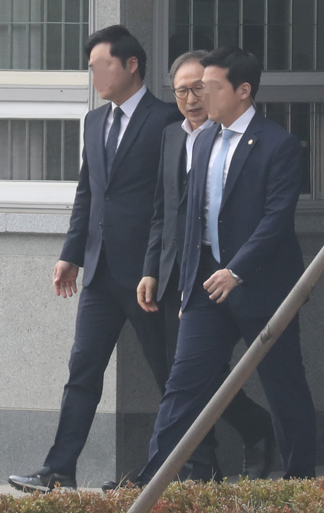 뇌물·횡령 등 혐의로 1심에서 징역 15년을 선고받은 이명박 전 대통령이 6일 항소심에서 보석(보증금 등 조건을 내건 석방)으로 풀려나 서울 동부구치소를 나서고 있다. 연합뉴스