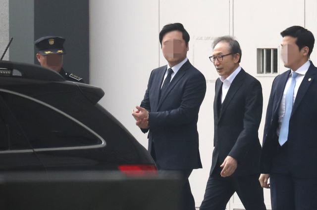 뇌물·횡령 등 혐의로 1심에서 징역 15년을 선고받은 이명박 전 대통령이 6일 항소심에서 보석(보증금 등 조건을 내건 석방)으로 풀려나 서울 동부구치소를 나서고 있다. 연합뉴스