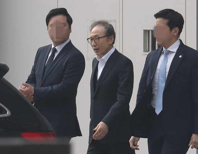 뇌물·횡령 등 혐의로 1심에서 징역 15년을 선고받은 이명박 전 대통령이 6일 항소심에서 보석(보증금 등 조건을 내건 석방)으로 풀려나 서울 동부구치소를 나서고 있다. 연합뉴스