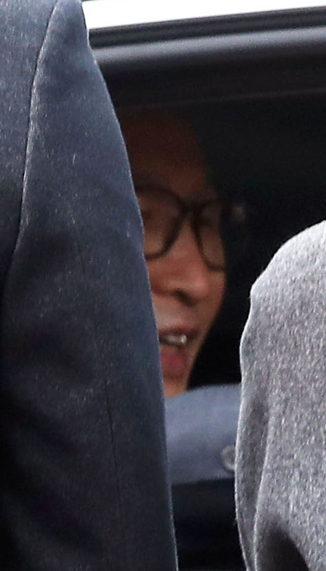 뇌물·횡령 등 혐의로 1심에서 징역 15년을 선고받은 이명박 전 대통령이 6일 항소심에서 보석(보증금 등 조건을 내건 석방)으로 풀려나 서울 동부구치소를 나서며 지지자들과 인사하고 있다. 연합뉴스
