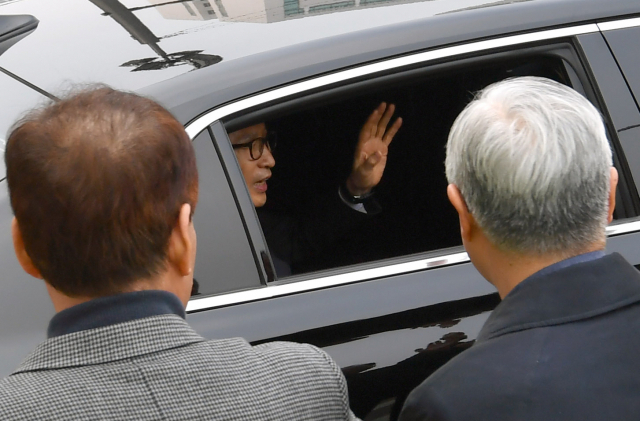 뇌물·횡령 등 혐의로 1심에서 징역 15년을 선고받은 이명박 전 대통령이 6일 항소심에서 보석(보증금 등 조건을 내건 석방)으로 풀려나 서울 동부구치소를 나서며 측근들과 인사하고 있다. 연합뉴스