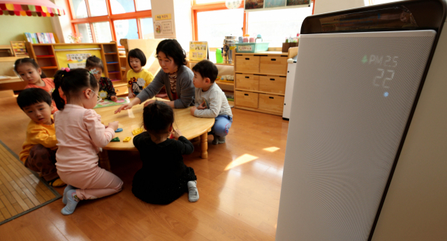 고농도 미세먼지 탓에 교육당국이 공기청정기 조기 설치 등 대책을 내놓고 있다. 매일신문 DB