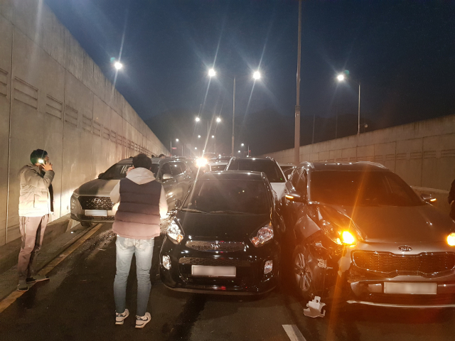 대구 달성군에서 5일과 6일 이틀 간 2건의 연쇄 추돌 사고가 발생, 2명이 다치고 차량 17대가 부서졌다. 지난 5일 오후 6시 18분쯤 달성군 유가읍 테크노폴리스대로 한 지하차도에서 10중 연쇄 추돌 사고가 나 운전자들이 사고를 수습하고 있다. 달성소방서 제공