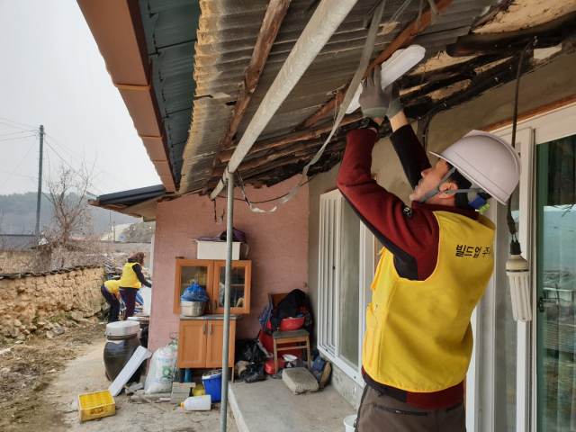 안동 소재 기업 빌드업(주)이 5일 안동시 서후면에서 노후 조명 교체와 환경정리 봉사활동을 펼치고 있다. 빌드업 제공