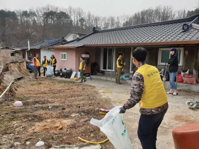 안동 소재 기업 빌드업(주)이 5일 안동시 서후면에서 노후 조명 교체와 환경정리 봉사활동을 펼치고 있다. 빌드업 제공