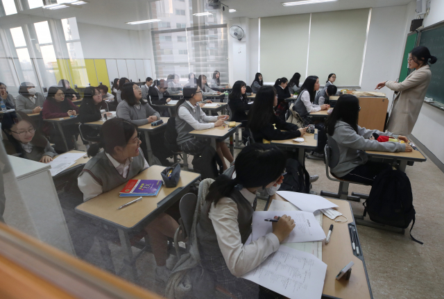 7일 오전 서울 동작구 수도여자고등학교에서 열린 올해 첫 전국연합학력평가에서 3학년 학생들이 시험을 준비하고 있다. 연합뉴스
