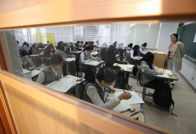 7일 오전 서울 동작구 수도여자고등학교에서 열린 올해 첫 전국연합학력평가에서 3학년 학생들이 시험을 준비하고 있다. 연합뉴스