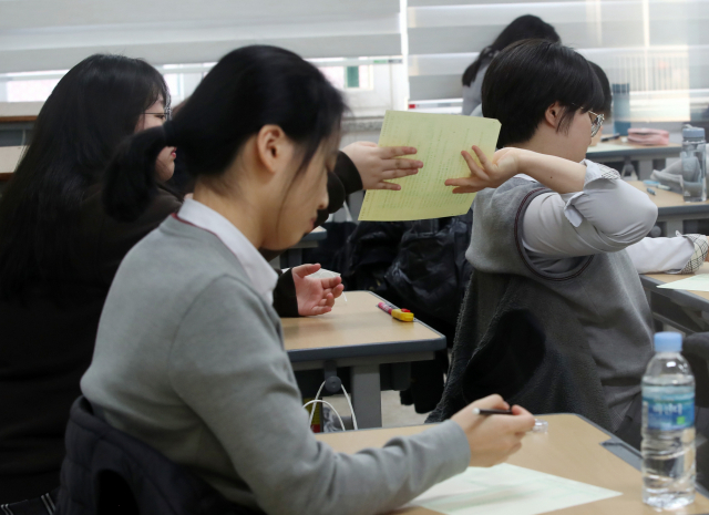 7일 오전 서울 동작구 수도여자고등학교에서 열린 올해 첫 전국연합학력평가에서 3학년 학생들이 시험을 준비하고 있다. 연합뉴스