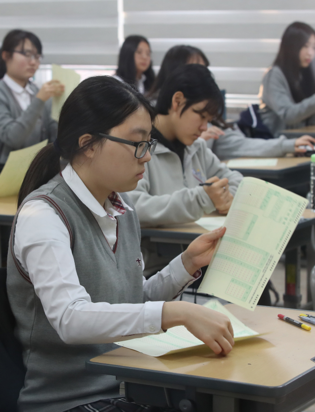 7일 오전 서울 동작구 수도여자고등학교에서 열린 올해 첫 전국연합학력평가에서 3학년 학생들이 시험을 준비하고 있다. 연합뉴스