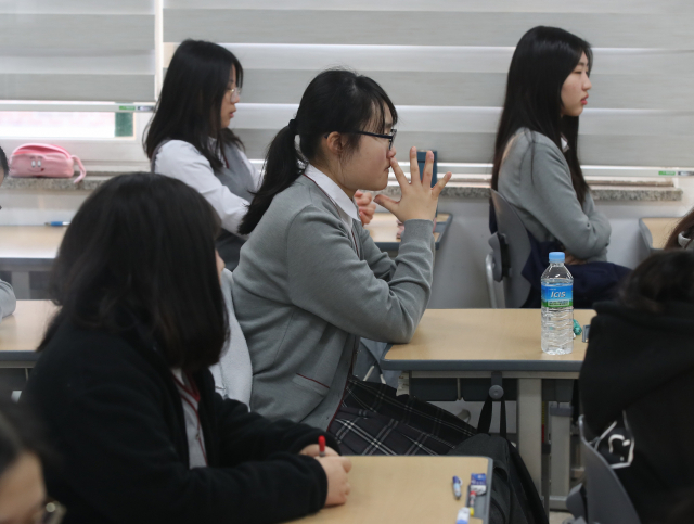 7일 오전 서울 동작구 수도여자고등학교에서 열린 올해 첫 전국연합학력평가에서 3학년 학생들이 시험을 준비하고 있다. 연합뉴스
