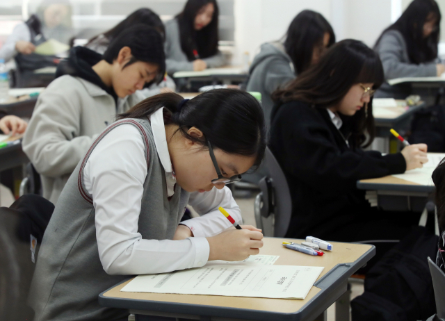 7일 오전 서울 동작구 수도여자고등학교에서 열린 올해 첫 전국연합학력평가에서 3학년 학생들이 답안지를 작성하고 있다. 연합뉴스