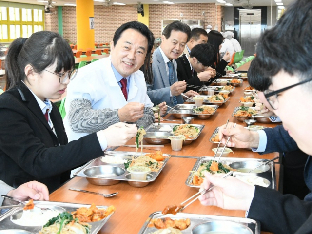 대구 달성군이 군내 전체 중학교에 대해 전면 무상급식 시행에 나선 가운데 김문오 군수는 7일 현풍중학교 무상급식 현장을 방문해 학생들과 즐거운 식사를 하고 있다. 달성군 제공