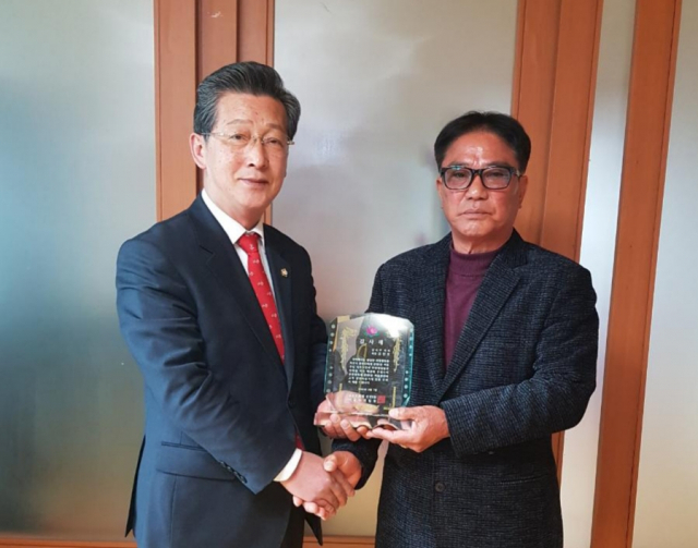 김인호 대구 달서구의원은 7일 진천1동 마을 정기총회에서 주민 숙원사업과 생활불편 민원 해결에 기여한 공로로 주민들로부터 감사패를 받았다. 김인호 의원실 제공