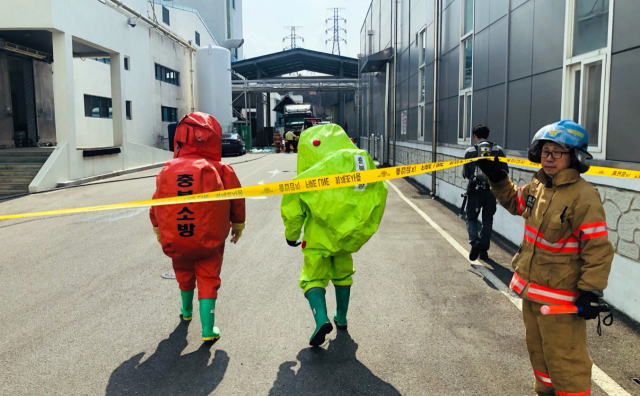충북도소방본부 대원들이 7일 오전 9시 42분께 암모니아 가스가 누출된 음성군 금왕읍의 육가공공장 쪽으로 들어가고 있다. 이 사고로 20명이 암모니아 가스를 마셔 이 가운데 13명은 병원으로 이송됐다. 이들은 생명에는 지장이 없는 것으로 알려졌다. 연합뉴스