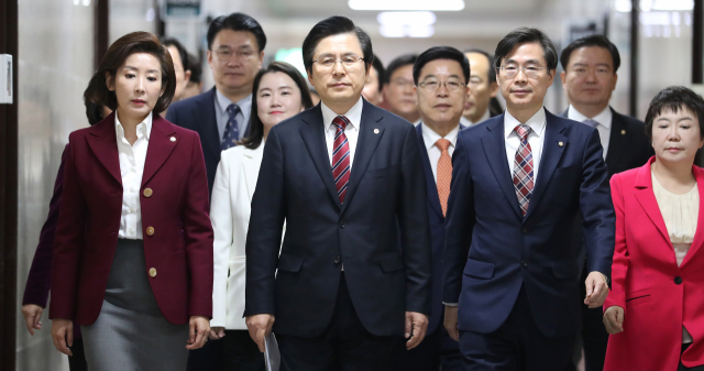 자유한국당 황교안 대표(가운데)가 7일 오전 국회에서 열린 최고위원회의에 참석하기 위해 나경원 원내대표(왼쪽) 등 최고위원들과 이동하고 있다. 연합뉴스