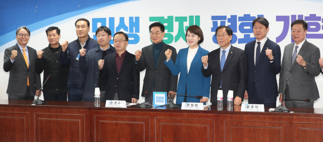7일 오전 국회 의원회관에서 열린 사회적대타협기구 회의에서 회의 시작에 앞서 더불어민주당 택시·카풀 태스크포스 위원장인 전현희 의원, 손명수 국토교통부 교통물류실장, 박복규 전국택시운송사업조합연합회 회장, 정주환 카카오모빌리리티 대표, 박권수 전국개인택시운송사업조합연합회 회장 등 참석자들이 파이팅하고 있다. 연합뉴스