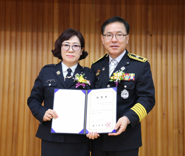 이남수 대구시 의용소방대연합회 여성회장(왼쪽)이 7일 대구소방안전본부 5층 강당에서 열린 취임식에서 이지만 본부장에게 임명장을 받았다.