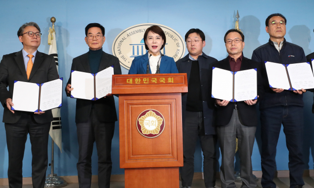 7일 더불어민주당 택시·카풀 태스크포스(TF) 위원장인 전현희 의원과 택시·카풀 업계 대표자들이 국회 정론관에서 합의안을 발표하고 있다. 연합뉴스