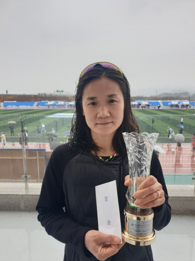 10일 열린 성주참외마라톤 여자 10km 부문에서 우승한 한정연 씨. 전병용 기자
