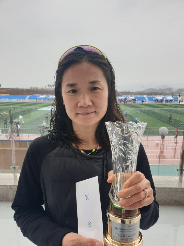 10일 열린 성주참외마라톤 여자 10km 부문에서 우승한 한정연 씨. 전병용 기자
