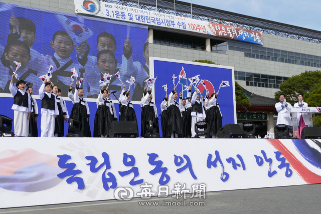 9일 안동시청에서 열린 독립의 횃불 릴레이 행사에서 학생들이 태극기를 들고 만세를 외치고 있다. 김영진 기자