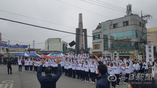 10일 영덕군 영해면 3.18만세의거탑 로터리에서 만세운동 플레시몹이 펼쳐지고 있다. 영덕군 제공