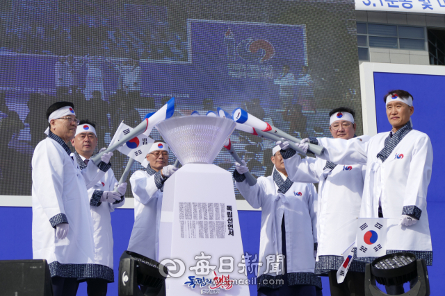 권영세 안동시장과 정훈선 안동시의회 의장, 김상출 경북북부보훈지청장, 김광림 국회의원 등 지역 기관단체장들이 독립의 횃불을 점화하고 있다. 김영진 기자