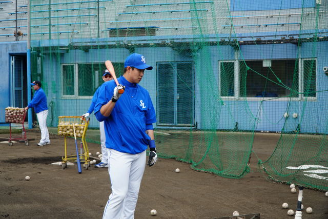 올 시즌 삼성 라이온즈의 5번 타자 적임자를 두고 경쟁이 뜨겁다. 김동엽이 변화구 대처 능력을 보완하면 기존 김헌곤을 제치고 중심타선에 합류할 수 있을 것으로 전망된다. 삼성 라이온즈 제공