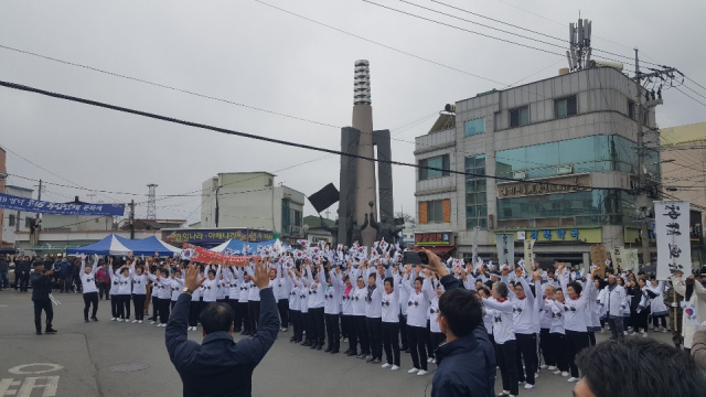 10일 영덕군 영해면 3·18만세의거탑 로터리에서 만세운동 플레시몹이 펼쳐지고 있다. 영덕군 제공