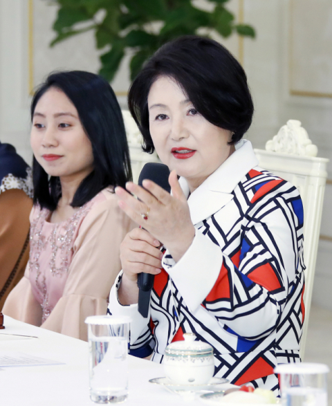 문재인 대통령 부인 김정숙 여사가 6일 오후 청와대 인왕실에서 열린 아세안 3개국 유학생 초청행사에서 인사말을 하고 있다. 연합뉴스