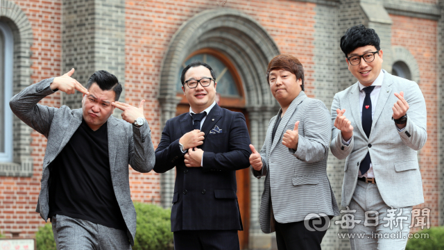대구에서 활동하는 이색적인 MC 4인방이 포즈를 취했다. 왼쪽부터 김병기, 이성원, 정진덕, 유시형 씨. 김태형 기자 thk@imaeil.com