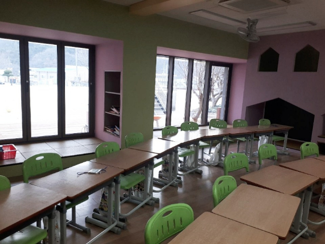 리모델링을 마치고 지난 4일 개방한 대구 반송초 교실의 모습. 대구시교육청은 획일화된 공간의 변화로 인해 프로젝트, 협력 수업 등이 원활하게 이뤄질 것으로 기대하고 있다. 대구시교육청 제공