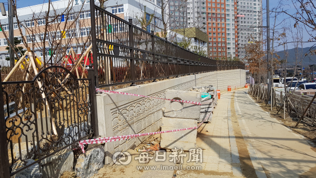 도청 신도시 호명초등학교가 개학한 지난 4일 아직도 현장에서는 일부 공사의 마무리가 덜 된 상황이었다. 윤영민 기자