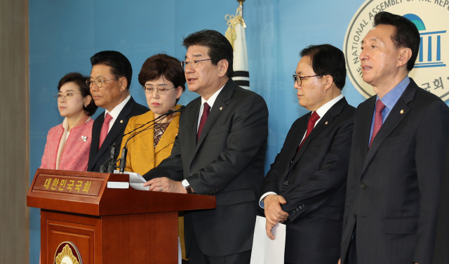 자유한국당 탈원전 저지 및 신한울 3·4호기 건설 재개 특위 의원들이 11일 오전 국회 정론관에서 미세먼지 감축을 위해 정부의 탈원전 정책폐기를 촉구하는 기자회견을 하고 있다. 연합뉴스