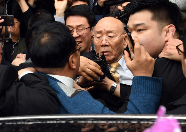 전두환 전 대통령이 5·18 민주화운동 관련 피고인으로 11일 광주지방법원에서 재판을 마치고 차량으로 이동하고 있다. 연합뉴스