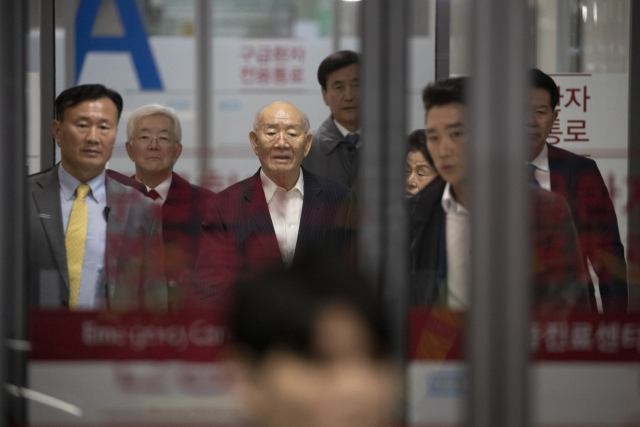 전두환 전 대통령이 11일 오후 서울 세브란스병원 응급진료센터에서 나서고 있다. 연합뉴스