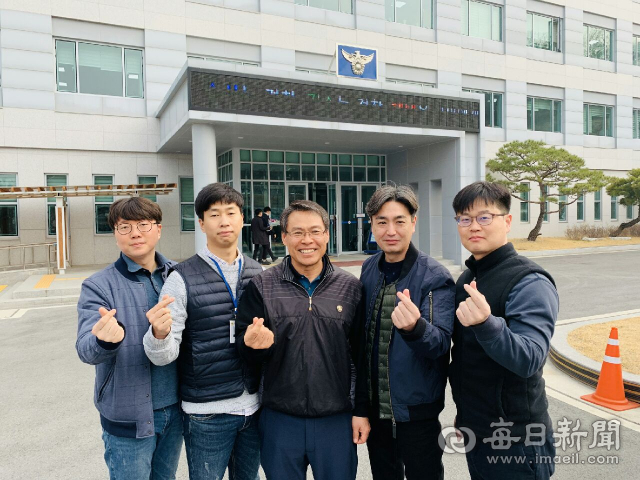 보이스피싱 피의자를 끈질긴 추적으로 사고발생 이틀 만에 검거한 영주서 강력2팀(가운데 팀장 김태균 경위). 마경대 기자