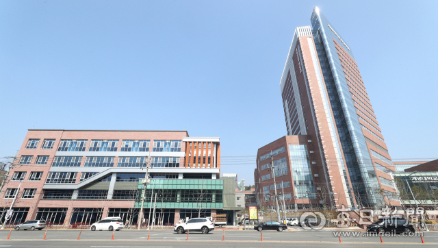 계명대학교 동산병원 성서 이전 개원을 앞두고 병원 옆 계명대 학교법인 소유 신축 상가인 동행빌딩(왼쪽)에 임대 계약을 맺은 약사들과 약국 개설을 저지하려는 대구시약사회 간에 갈등을 빚고 있다. 성일권 기자 sungig@imaeil.com