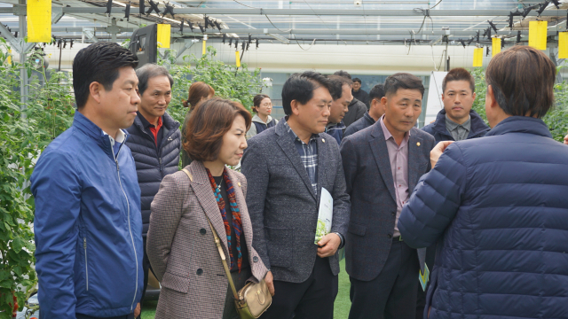 성주군의원들이 농촌진흥청 관계자의 설명을 듣고 있다. 성주군의회 제공