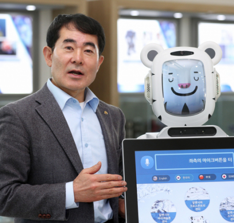 문전일 한국로봇산업진흥원장은 중소 제조기업들이 로봇을 쉽고 싸게 쓸 수 있도록 해 수요를 촉진하는 한편 국가 간 상호인증제도 협약 확대 등을 통해 국내 로봇산업 발전을 이끌어 나가겠다고 밝혔다. 정운철 기자 woon@imaeil.com